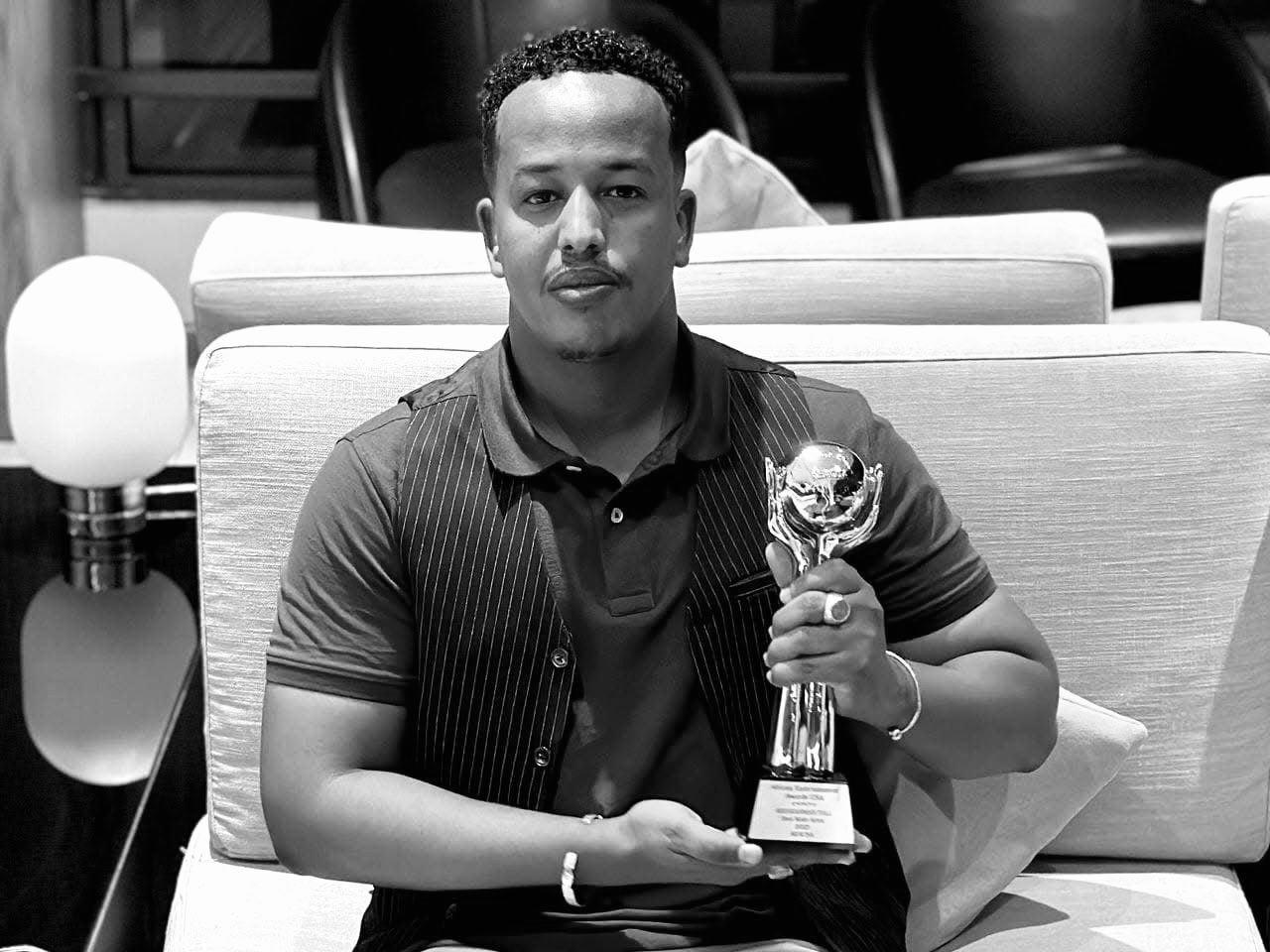 Abdirahman Fiili holding an award trophy